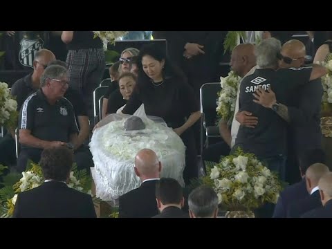 La famille de Pelé et le président de la FIFA se recueillent devant le cercueil | AFP Images