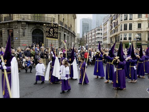 Miles de cofrades participan en la multitudinaria Procesión del Borriquito de Bilbao