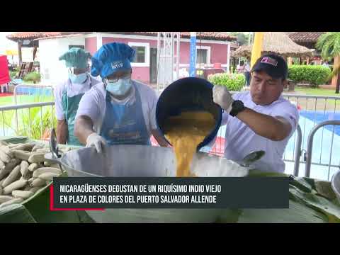 Nicaragüense degustan de un riquísimo indio viejo en la Plaza de Colores