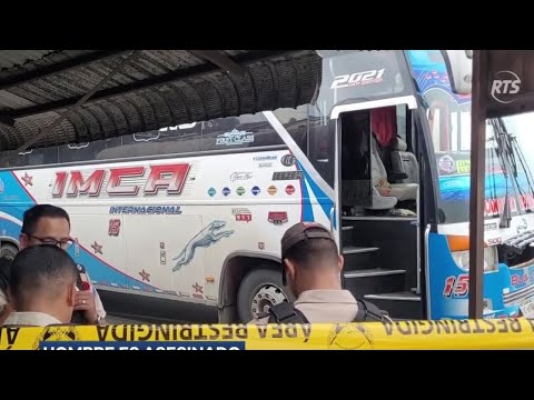 Asesinan a un joven al interior de un bus