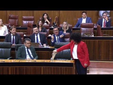 El presidente del Parlamento andaluz abronca a Adelante tras echar arena en el escaño de Moreno