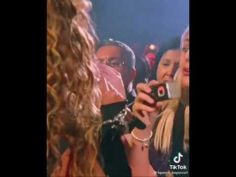 Fan sings "Halo" LIVE Beyonce Tour.