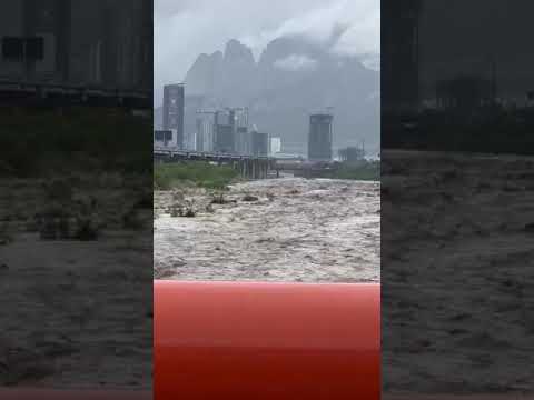 #SanPedro | Espectacular la fuerza del agua en el Río Santa Catarina. Puente La Fama, #NuevoLeón #NL