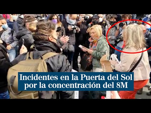 8M: dos mujeres sin mascarilla se encaran con las concentradas en la Puerta del Sol