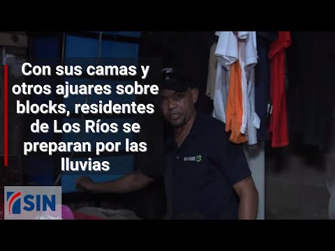 Con sus camas y otros ajuares sobre blocks, residentes de Los Ríos se preparan por las lluvias