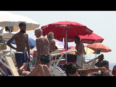 Italians flock to beach during heat wave