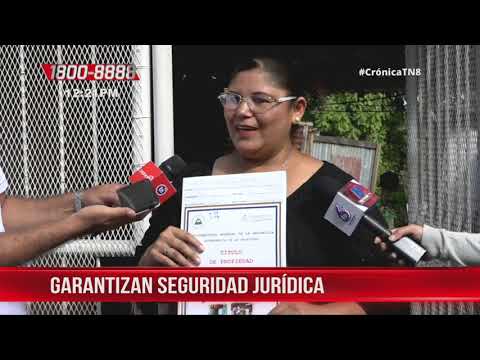 Títulos de propiedad llegan a manos de familias en B.º Camilo Ortega - Nicaragua