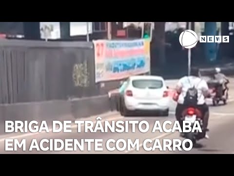 Briga de trânsito acaba em acidente com carro