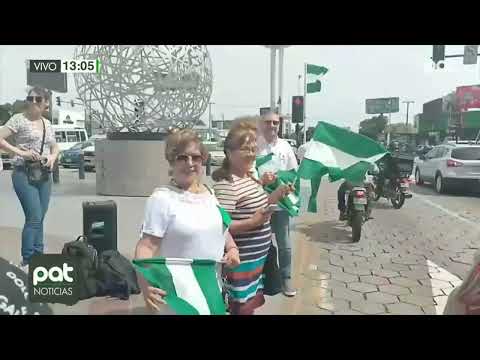 Cívicos regalan banderas por día de la independencia de Santa Cruz