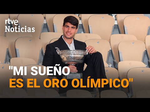 CARLOS ALCARAZ: POSA con su PRIMERA COPA de los MOSQUETEROS en la PISTA de ROLAND GARROS | RTVE