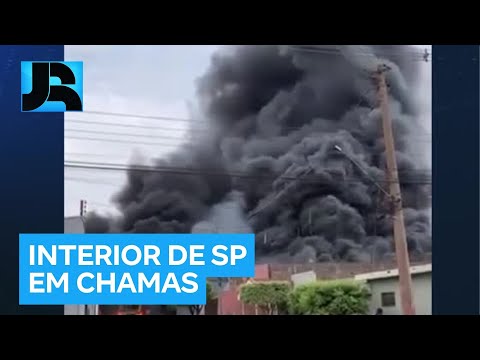 Incêndio de grandes proporções atinge fábrica de produtos químicos no interior de SP