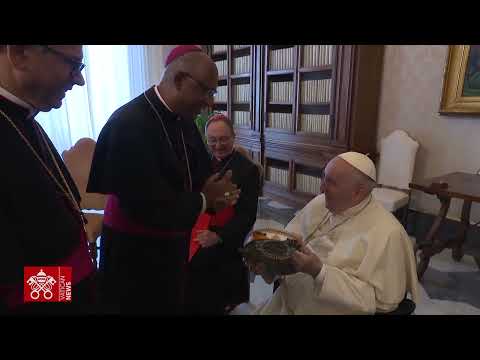 Papa recebe e toca pandeiro como símbolo da alegria da Bahia e do Evangelho