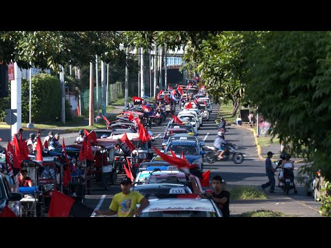 Mototaxis y taxis saludan con inmensa caravana el 44 aniversario de la Revolución