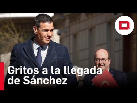 Vuelven a gritar ¡Que te vote Txapote! a Sánchez al llegar a la capilla ardiente de Carlos Saura