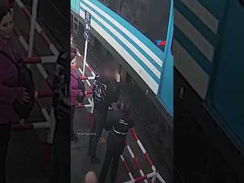 Caminaba distraído con su celular, quiso cruzar las vías sin mirar y casi lo choca un tren