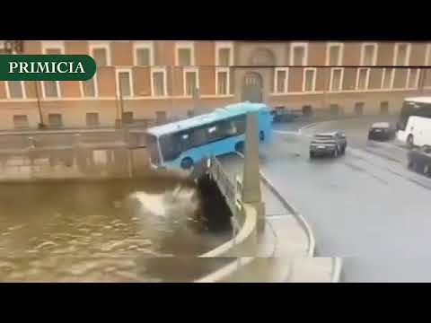 Siete muertos tras caída de autobús a un río en Rusia