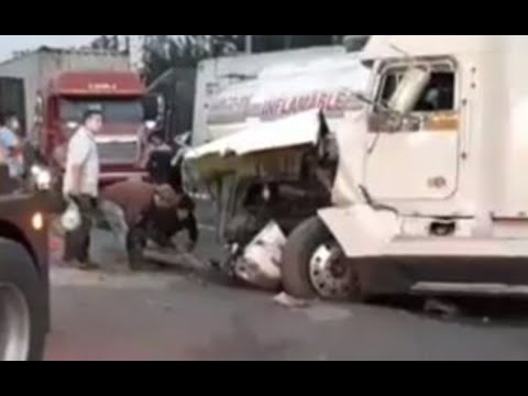 Se registró colisión entre un tráiler y dos camiones
