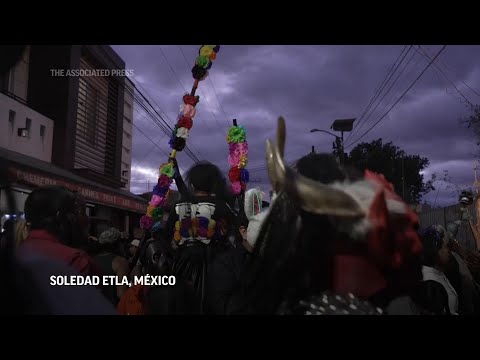 Música, disfraces y el gozo de recordar a los difuntos: bienvenidos a las muerteadas mexicanas