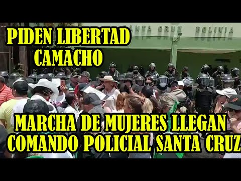 CIVICOS HACEN VIGILIAS EN EXTERIORES DEL COMANDO POLICIAL DE SNATA CRUZ PIDEN LIBERTAD DE CAMACHO..