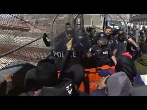 Migrantes se enfrentan a la policía en uno de los puestos fronterizos en Ciudad Juárez, México
