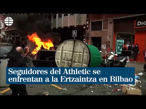 Seguidores del Athletic se enfrentan a la Ertzaintza tras incendiar contenedores en Bilbao