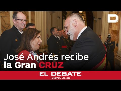 La Armada Española condecora al chef José Andrés con la Gran Cruz al Mérito Naval