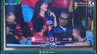 ردة فعل فتاة حسناء داخل الملعب