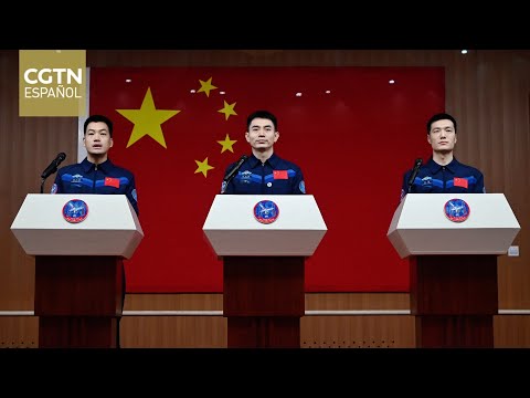 Los taikonautas Ye Guangfu, Li Cong y Li Guangsu forman la tripulación de la Shenzhou-18