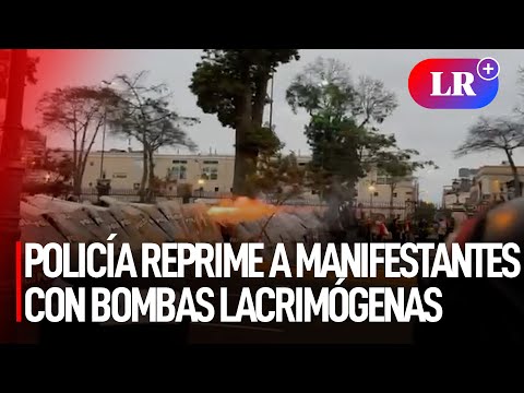 POLICÍA REPRIME a manifestantes con bombas LACRIMÓGENAS| #LR