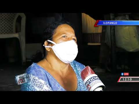 Mujer de la tercera edad trabaja a pesar de la pandemia