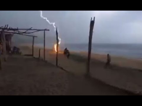 ¡Terrible! Una pareja paseaba en playa y muere al ser impactada por un rayo
