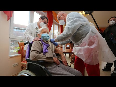 Covid-19 : une centenaire, première personne vaccinée en Allemagne