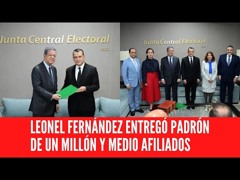 LEONEL FERNÁNDEZ ENTREGÓ PADRÓN DE UN MILLÓN Y MEDIO AFILIADOS
