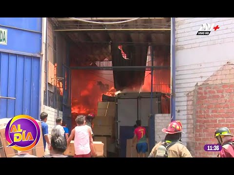 Incendio en Cercado de Lima: Se registran explosiones en depósito