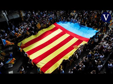 La Senyera desfila por las calles de València con normalidad y entre muchos aplausos