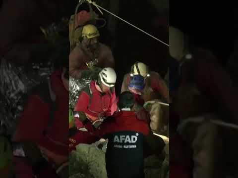 Rescatan a científico atrapado a 1.000 metros en cueva de Turquía