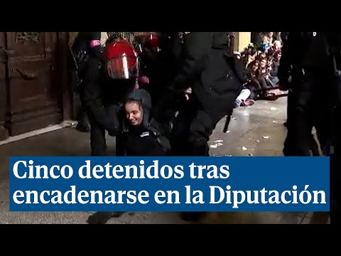 Cinco detenidos en San Sebastián tras encadenarse en la Diputación por la movilización feminista