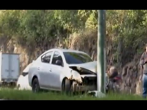 Automóvil colisionó contra poste en el bulevar El Naranjo