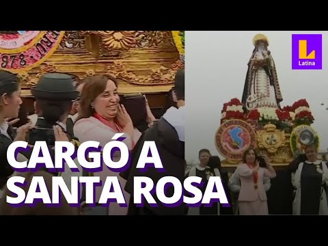Dina Boluarte carga el anda de Santa Rosa de Lima durante las celebraciones