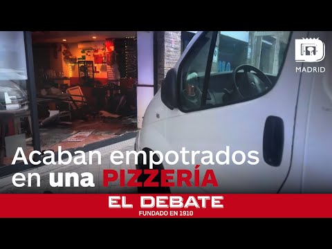 Un Aparatoso accidente sin heridos en Madrid acaba con dos vehículos empotrados en una pizzería