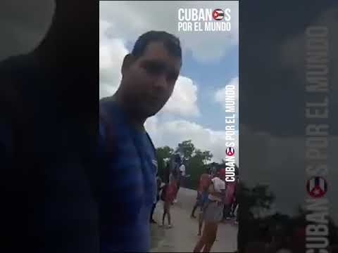 Cubano enfrenta a policía política castrista que intentaba intimidar para que no filmara la protesta