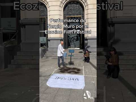 La plaza España se convierte en una performance de Sergio Muro para promocionar el festival Ecozine