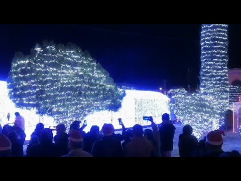 Inauguran autoridades decoración navideña en plaza de Matehuala
