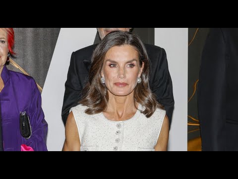 La reina Letizia deslumbra de blanco y con impresionantes joyas en los Premios de Periodismo ABC