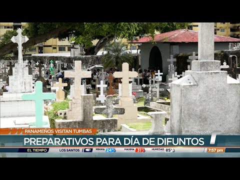 Ciudadanos visitan las tumbas de sus familiares en el Cementerio Amador