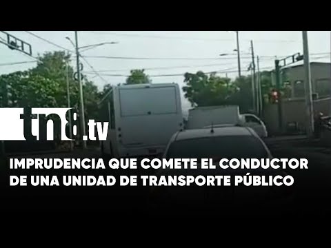 Irrespeto a la seguridad vial: Busero se tira contra la vía en un semáforo de Managua