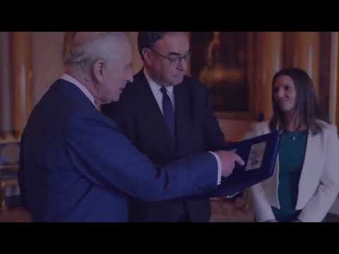 El Rey Carlos recibe los primeros billetes con su retrato en el Palacio de Buckingham.