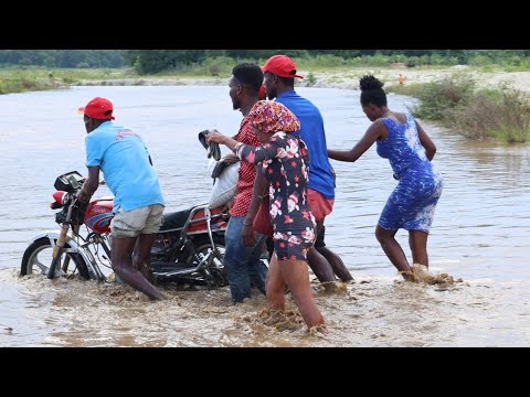 Gwo dlo: Anpil moun ap eseye travèse rivyè a pandan li desann... dlo te ka bwote yo ale ( BAINET )