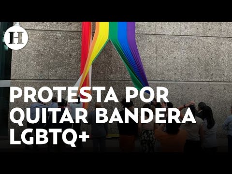 Protesta en oficinas del Infonavit por quitar bandera de la comunidad LBGTQ+