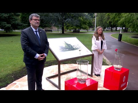 Bilbao recuerda a sus fallecidos por el covid con una placa y una ofrenda floral
